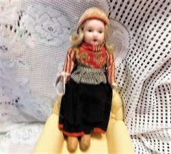 8in 2626 dutch costume main